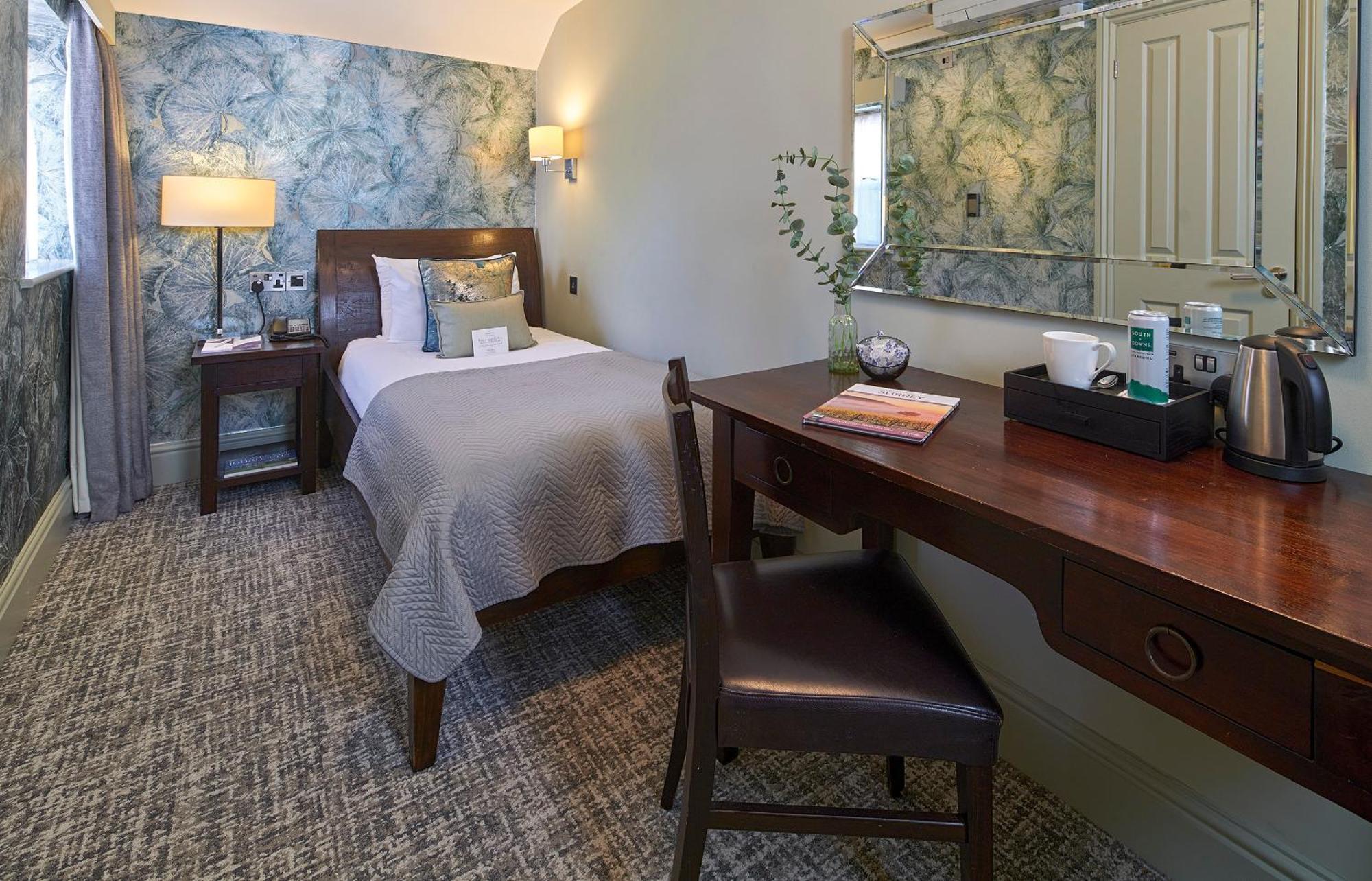 Mandolay Hotel Guildford Esterno foto